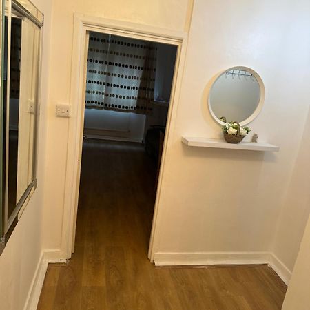 One Bedroom Apartment In Tower Bridge Road 런던 외부 사진