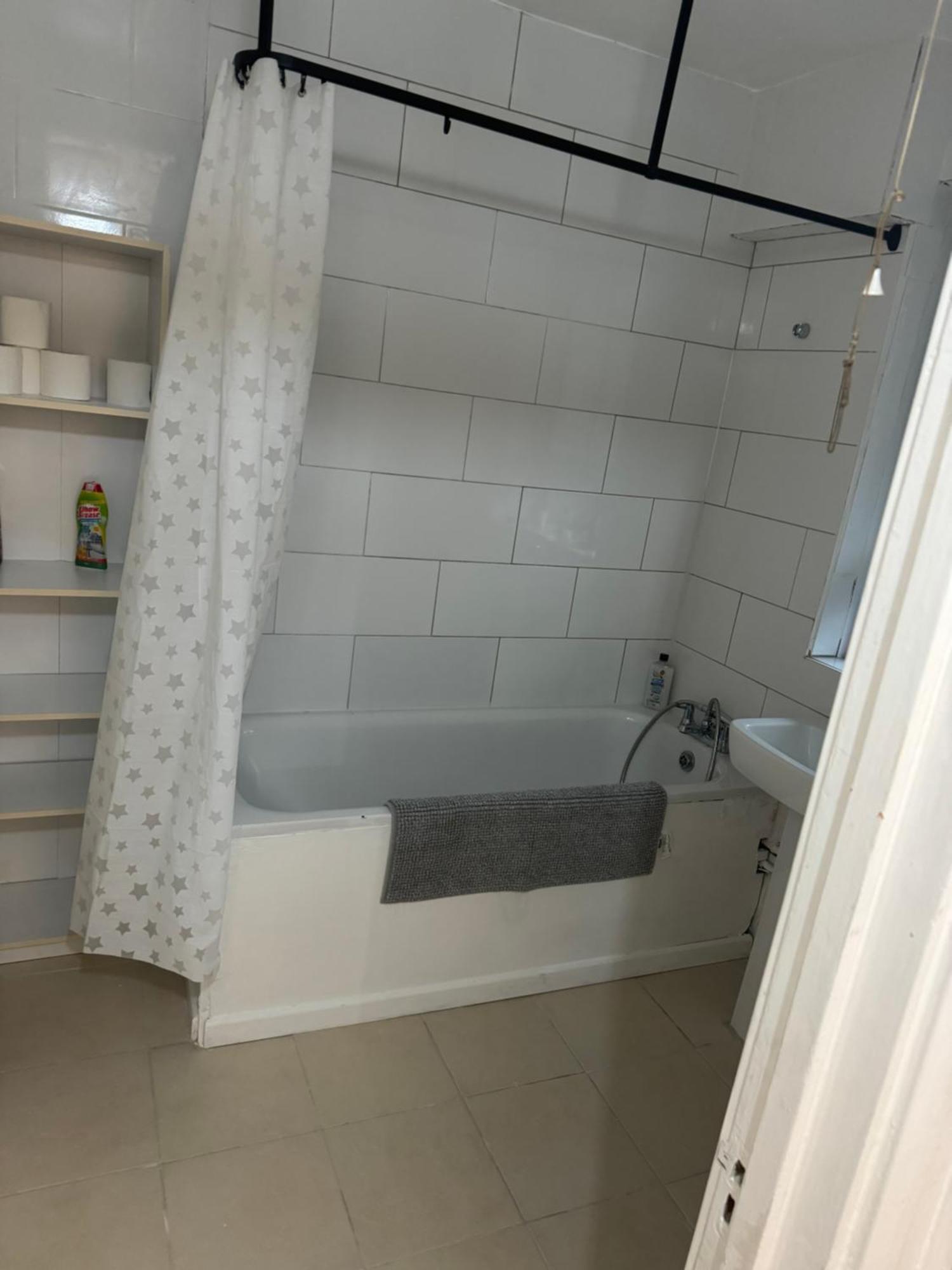 One Bedroom Apartment In Tower Bridge Road 런던 외부 사진
